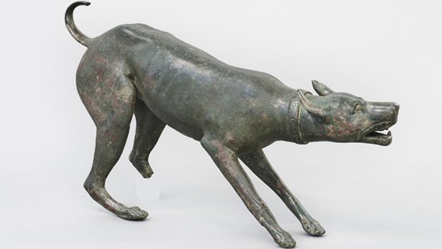 Un chien en bronze prêt à bondir
