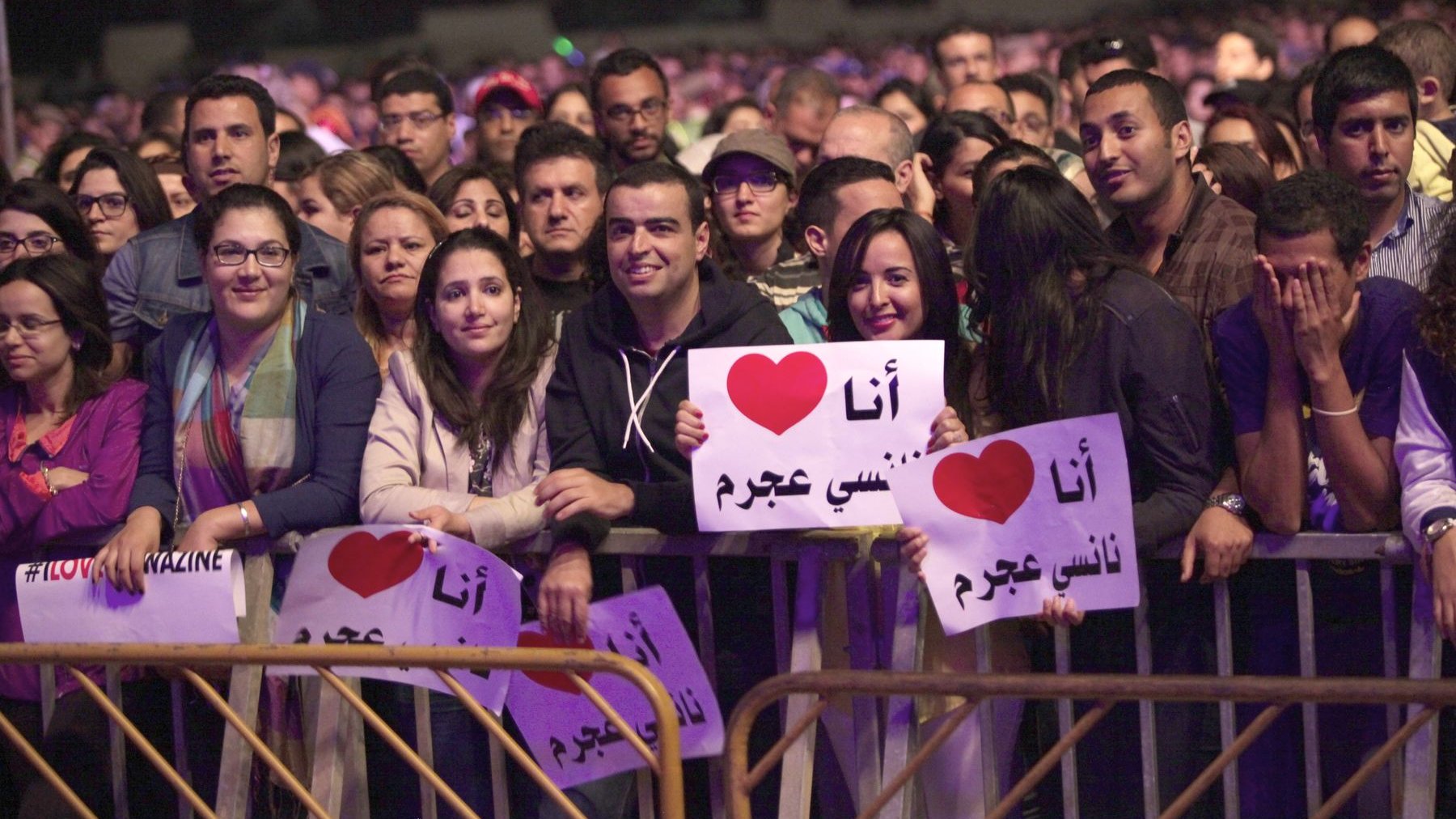Un vaste public attend amoureusement, sourire aux lèvres et l'âme déjà charmée, la diva libanaise. L'émotion est palpable, dimanche soir, à l'espace Nahda où la star orientale est sur le point d'entrer sur scène.
