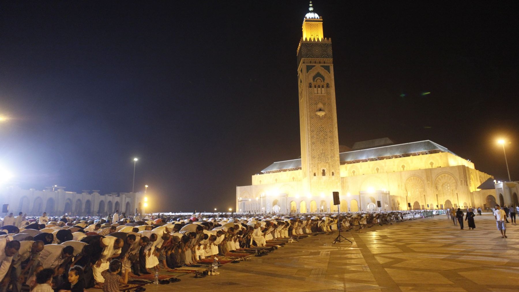 Le parvis de la mosquée noir de monde, une atmosphère de spiritualité intense 
