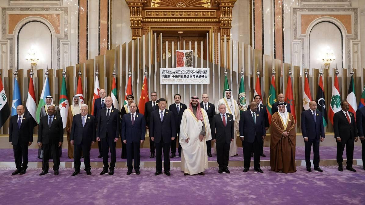 Photo officielle des participants au sommet sino-arabe.
