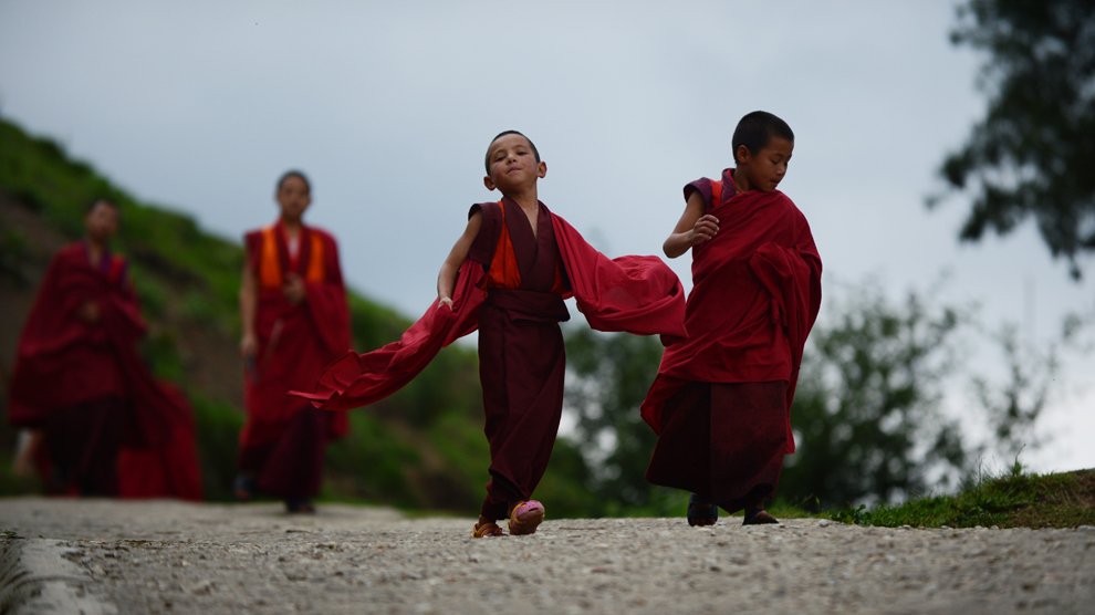 Tandi Dorji, petit apprenti moine de 6 ans, et ses camarades, au monastère de Thimpu, Bhutan. Dorji est le plus jeune moine bouddhiste du monastère.  
