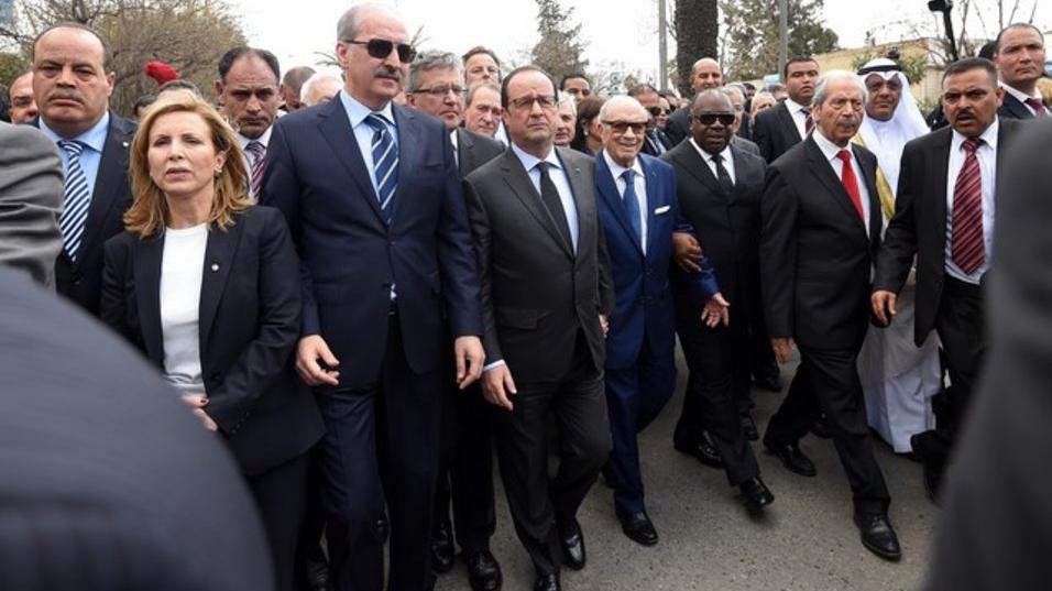 Le président tunisien Béji Caïd Essebsi et plusieurs hauts responsables étrangers dont François Hollande ont été à la tête de la marche «contre le terrorisme» organisée à Tunis en réaction à l'attaque contre le musée du Bardo.

