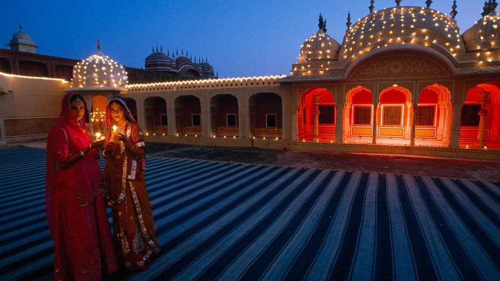 Jaipur ou "la ville rose" (Pink city) est intensément romantique. Ses palais majestueux, ses temples d'envergure vous font voyager dans l'univers les milles et unes nuits qui en font la septième ville de la romance au monde
