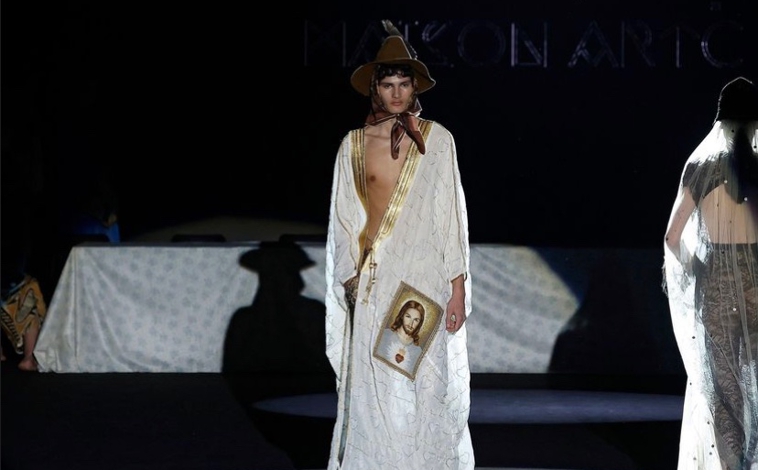 Le 18 février 2023, à la Mercedes-Benz Fashion Week de Madrid, Artsi IFrach, créateur de Maison Art/C, a présenté une collection inspiré de souvenirs et d'éléments religieux.