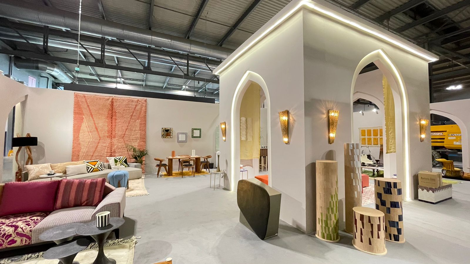 Le pavillon du Maroc au Salone del Mobile 2023 à Milan, dont le design, la scénographie et le commissariat ont été confiés au designer Hicham Lahlou.