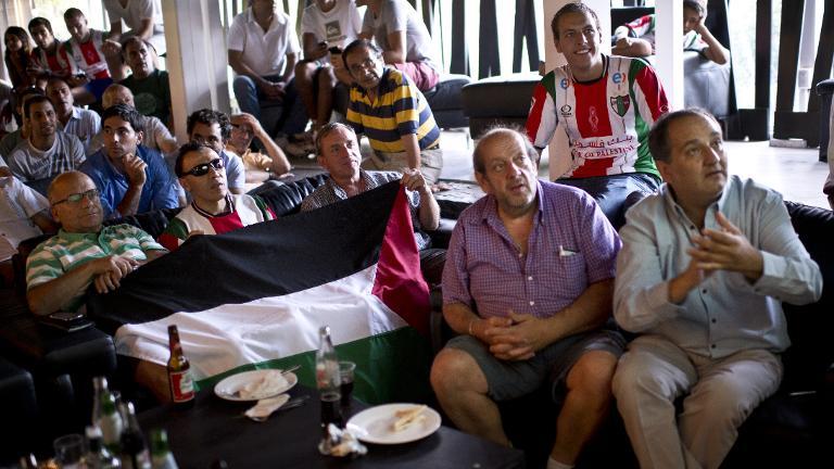 Des supporters du club chilien de Palestino regardent le match de leur équipe contre les Wanderers d'Uruguay en Copa Libertadores, le 10 mars 2015 à Santiago.
