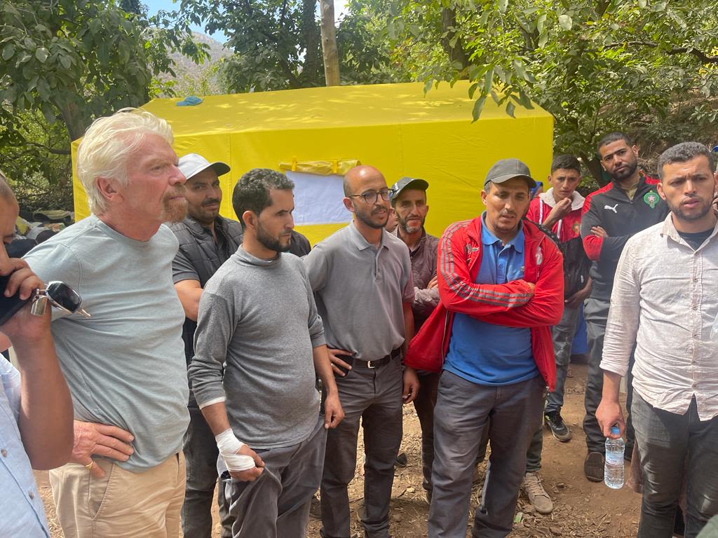 Richard Branson et des équipes mobilisées dans l'un des villages du Haouz frappés par le séisme du 8 septembre.