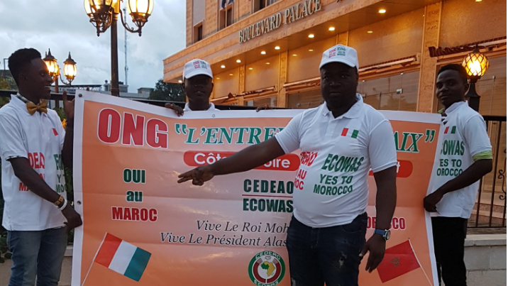 Quelques membres de l'ONG devant l'hôtel abritant le sommet des Chefs d'Etat et de gouvernement de la CEDEAO à Monrovia en juin 2017. 