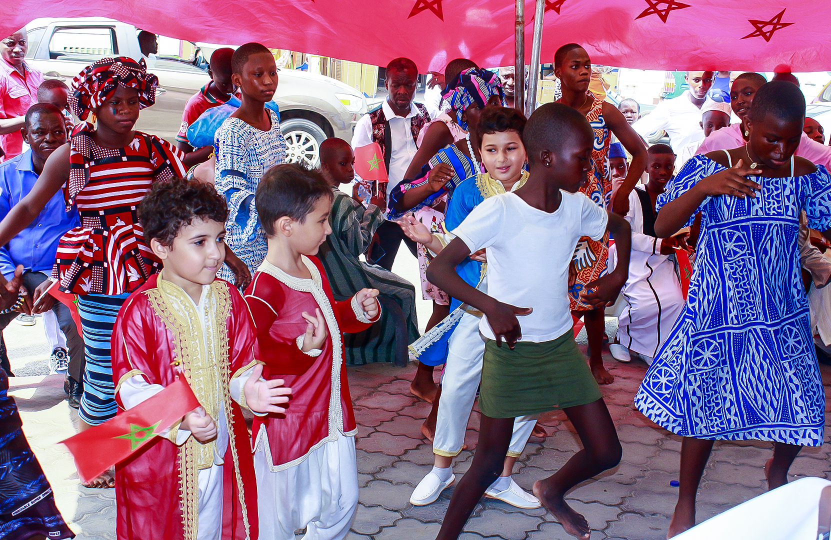 Les marocains d'Abidjan célèbrent la victoire des Éléphants avec les élèves de l'ECIS.