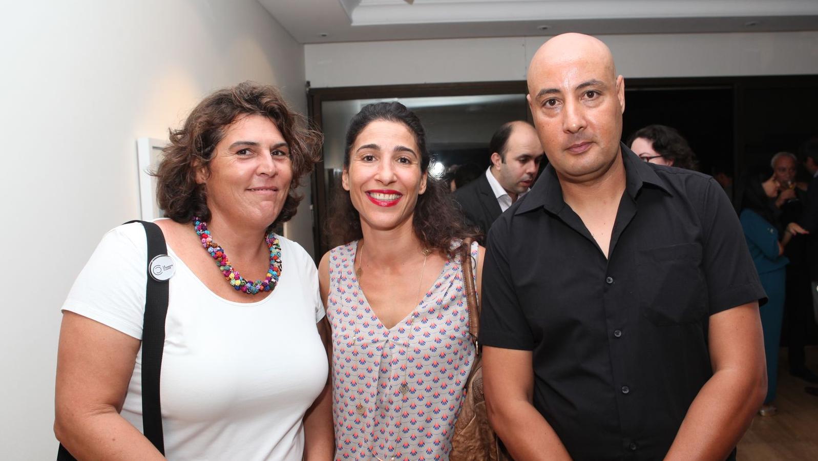 ... Artistes ou passionnés du monde des arts, comme Nadia Amor, ici entourée de Nawal Slaoui et Hicham Benohoud.
