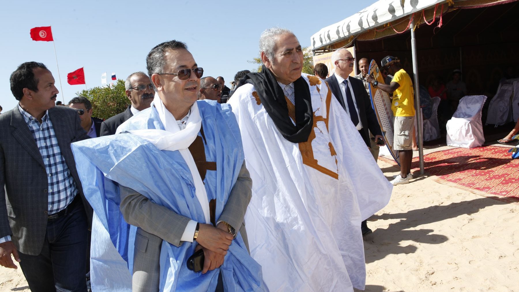 L'arrivée du ministre du Tourisme, Lahcen Haddad, en compagnie du wali de la région Oued Eddahab Lagouira, Lamine Benomar, avant les cérémonies de remise des prix.
