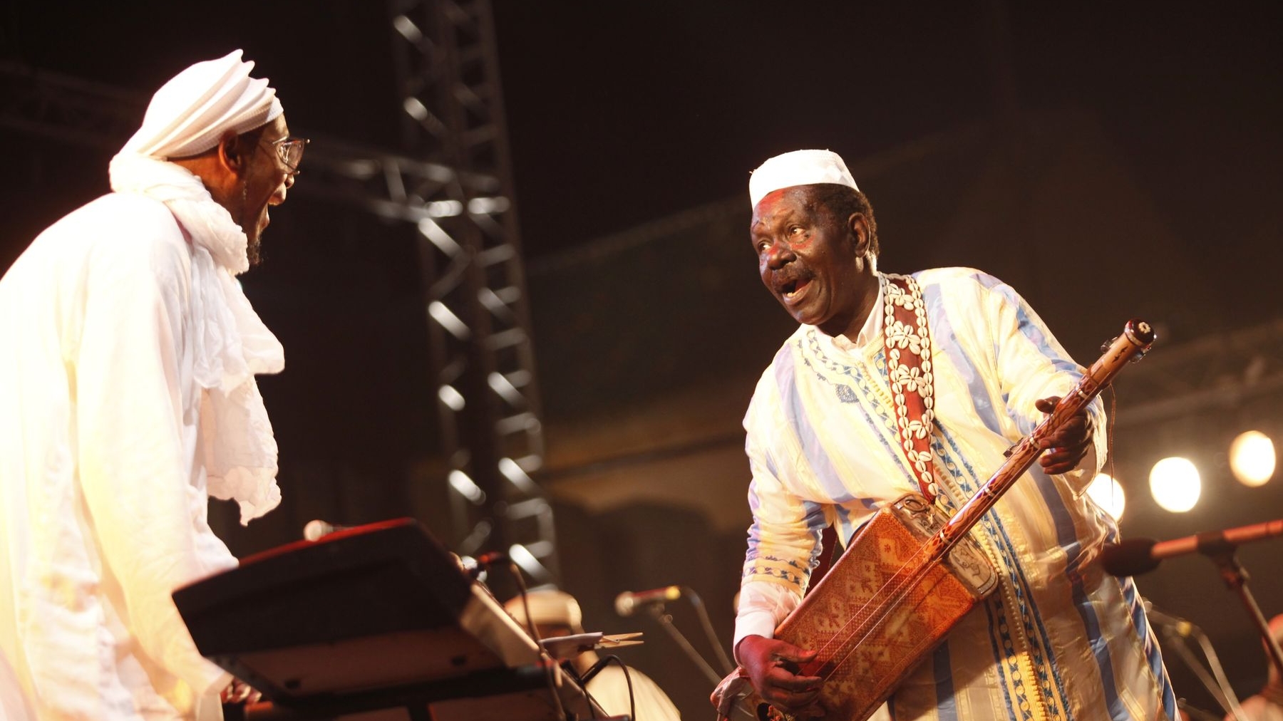 Grande rencontre musicale et artistique, sur la scène de Moulay Hassan, entre Maâlem Mokhtar Guinea et Omar Sosa
