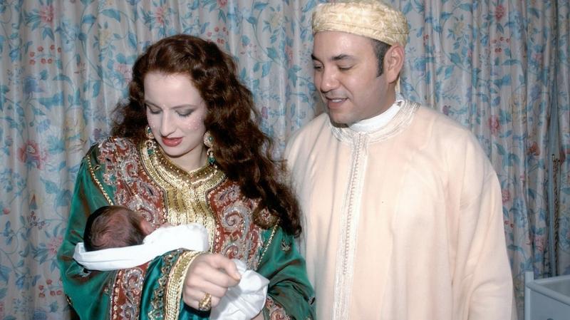 الصورة الأولى، لمولاي الحسن في حضن والدته، عند ولادته في 8 ماي 2003
