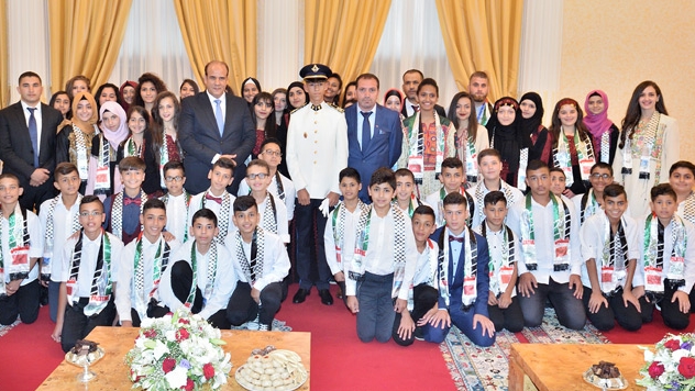 Le prince Moulay El Hassan recevant, lundi 31 juillet au Palais royal de Tétouan, des enfants palestiniens participant à la 10e édition des colonies de vacances, organisée par l’Agence Bayt Mal Al-Qods.
