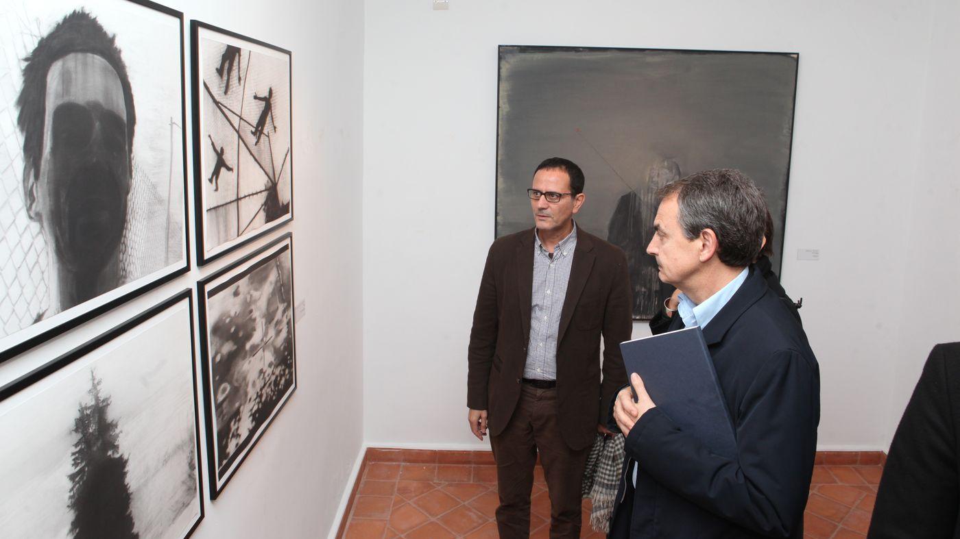 Jose Luis Zapatero découvre les oeuvres du peintre marrakchi.
