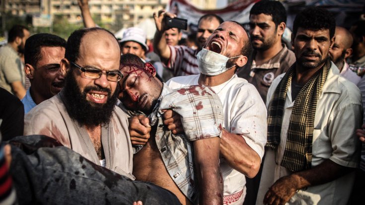 27 juillet 2013, les forces de l'ordre égyptiennes commencent à attaquer les manifestants qui occupent depuis deux mois la place Rabaa Adaweya au Caire. Deux hommes, ne semblant pas réaliser que l'homme dans leurs bras est déjà mort, ne cessent d'appeler à l'aide.
