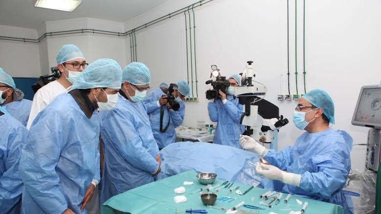 الممثل المغربي هشام بهلول يستمع باهتمام لتوضيحات أخصائي أمراض العيون بخصوص مرض "الجلالة"

