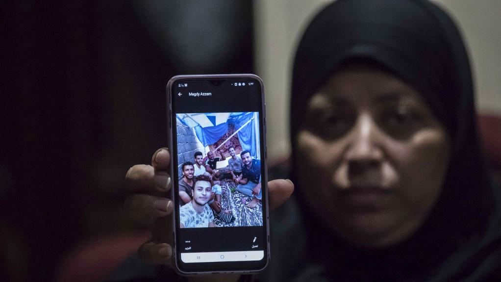 Rawya Abdalla montre sur son téléphone, la photo de ses proches qui tentaient l'aventure de l'émigration en passant par la Libye. Plus de nouvelles depuis...
