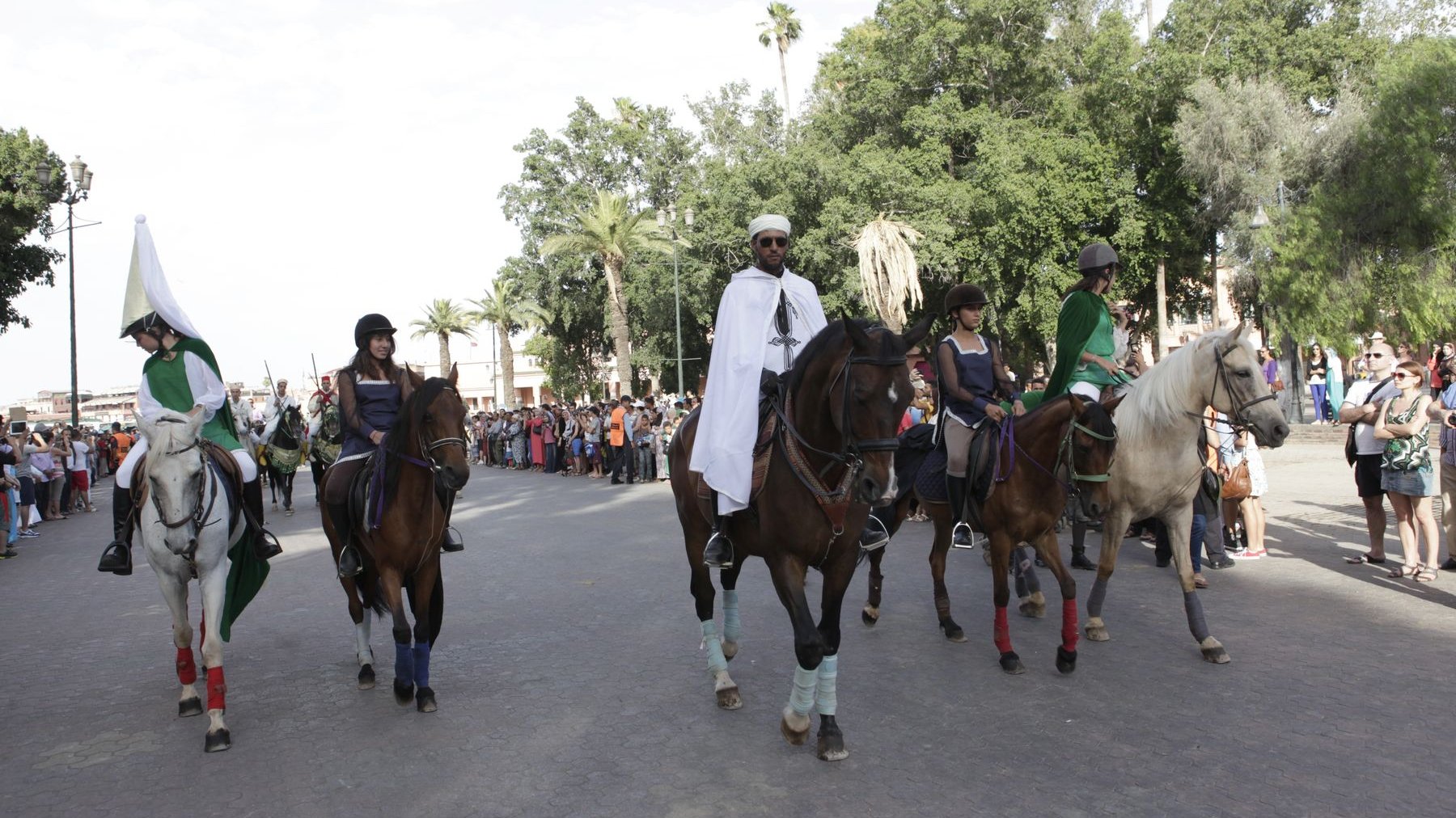 La parade est d'une beauté majestueuse. La grâce et l'élégance sont au rendez-vous. 40 chevaux et 8 calèches défilent sur le boulevard Mohammed V. Un moment d'une belle poésie.  
