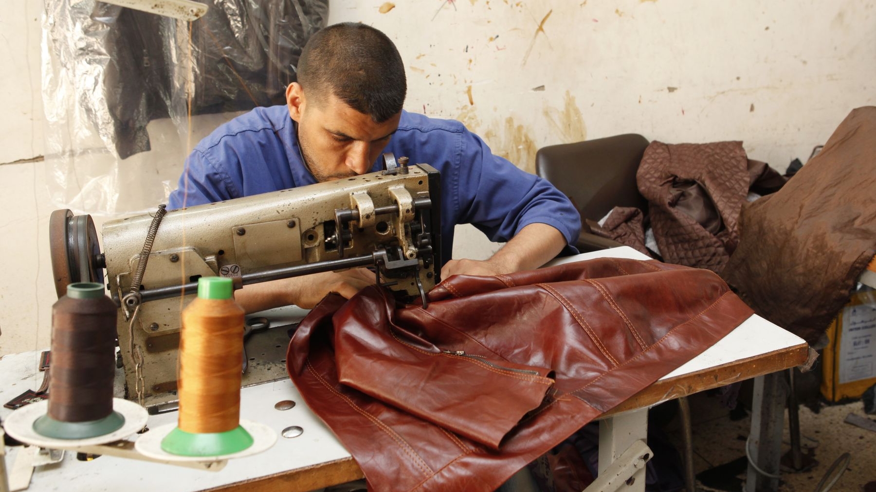 Dans la pure tradition du cousu main, cet artisan du cuir réalise ses articles comme des oeuvres d'art
