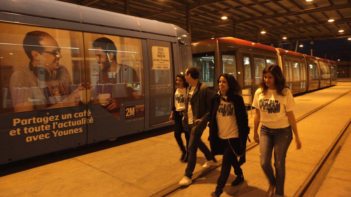 Younes Lazrak 2M et son equipe arrivent à Sidi Moumen pour démarrer leur émission “OuiMaisNon” dans le tram.
