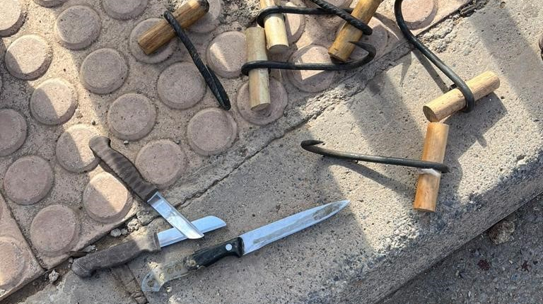 Quelques-unes des armes en possession des migrants qui ont tenté de prendre d'assaut la frontière entre Nador et Melilia, vendredi 24 juin 2022.

