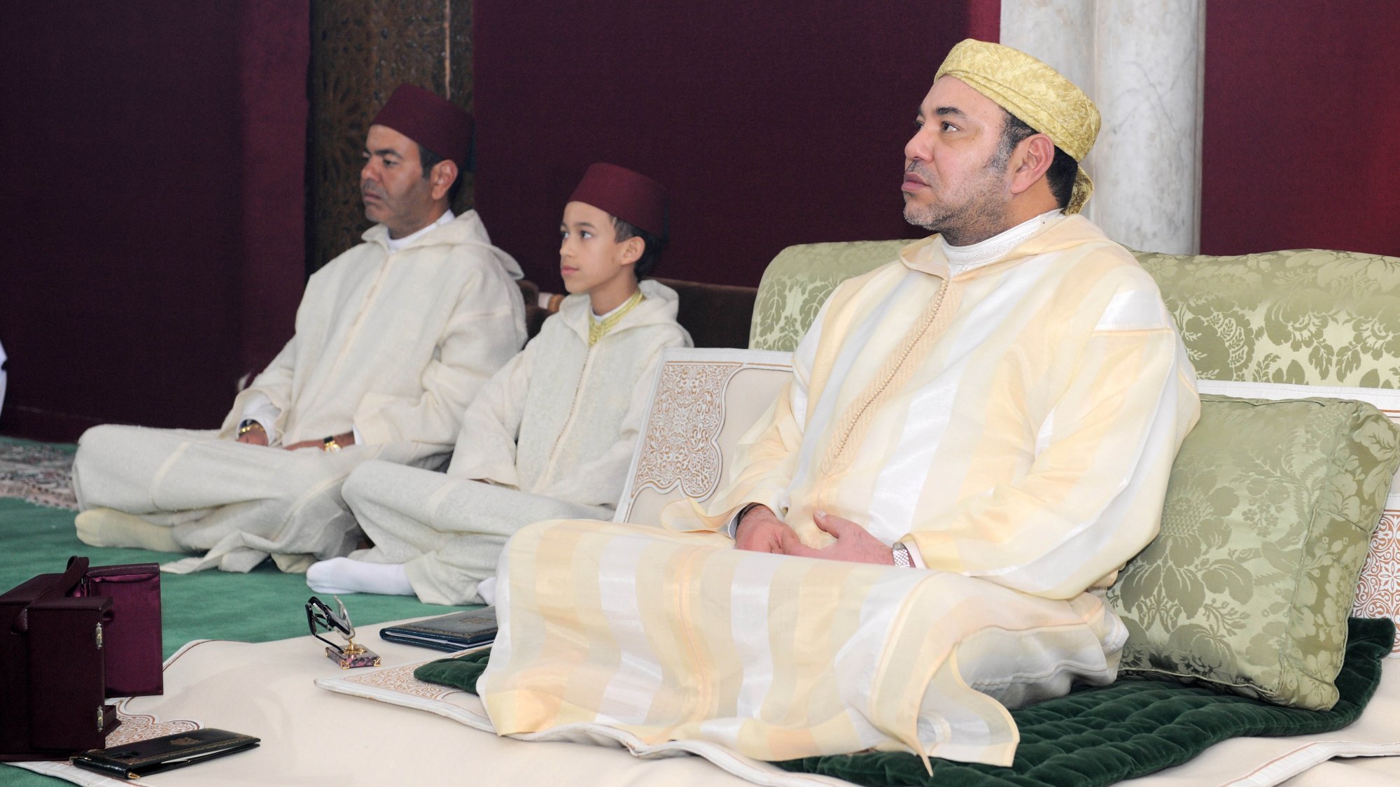 Le roi Mohammed VI a été accompagné par le prince Moulay Hassan et le prince Moulay Rachid.
