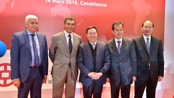 Le DG de Bank of China entouré de Said Ibrahimi de Casa Finance City et de Abderrahim Bouazza de Bank Al Maghrib
