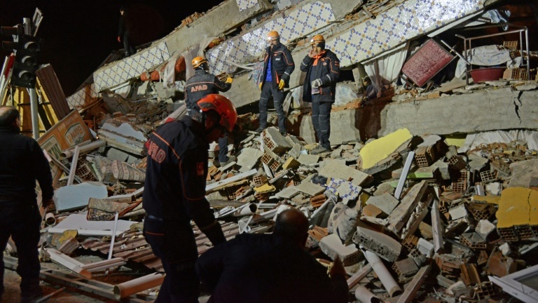 Des équipes de secours recherchent des victimes dans les décombres d'un immeubl après un puissant séisme, le 24 janvier 2020 à Elazig, en Turquie.
	 
