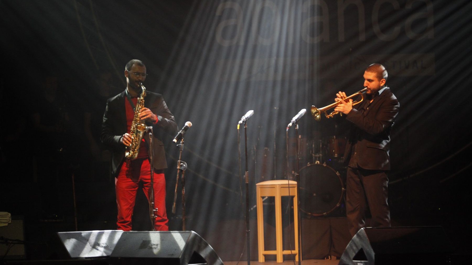 Un fabuleux saxophoniste marocain, discrètement installé dans la salle, parmi le public, a rejoint Ibrahim Maalouf sur scène pour un moment de grâce. 
