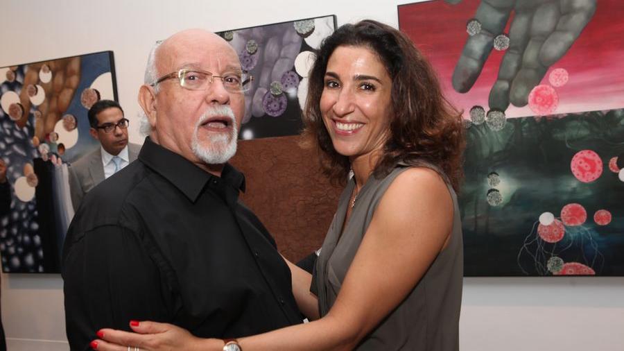 La main de l'artiste qui prépare les temps. L'artiste peintre Mohamed Melehi, chaleureusement accueilli par Nadia Amor, a pris plaisir à longuement contempler les toiles de Yamou.
