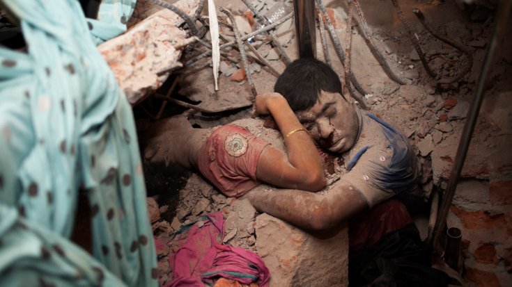 24 avril 2013, le Bangladesh se réveille sur les images de "la catastrophe de Dacca". A Savar, faubourg ouest de la capitale, un immeuble abritant plusieurs ateliers de confection de marques internationales de vêtements, s'effondre faisant près de 1.127 morts et 2.500 rescapés (bilan au 13 mai 2013)
