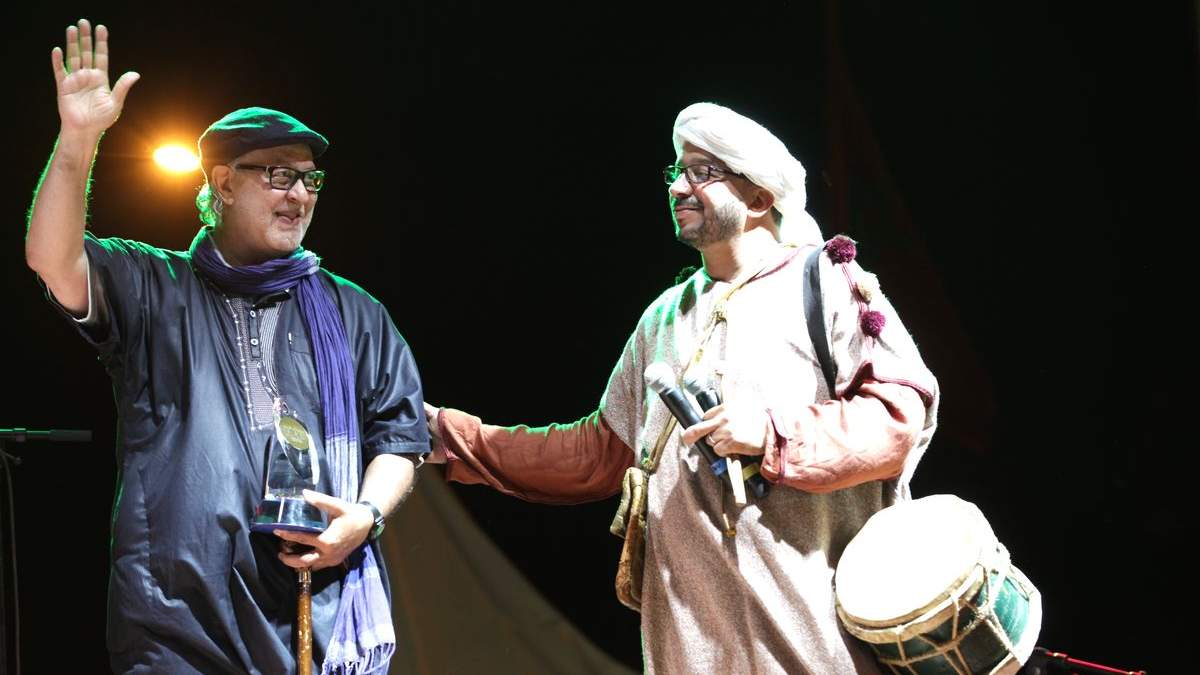 لحظة تكريم رائد الفن الغيواني عمر السيد في مهرجان الداخلة للضحك

