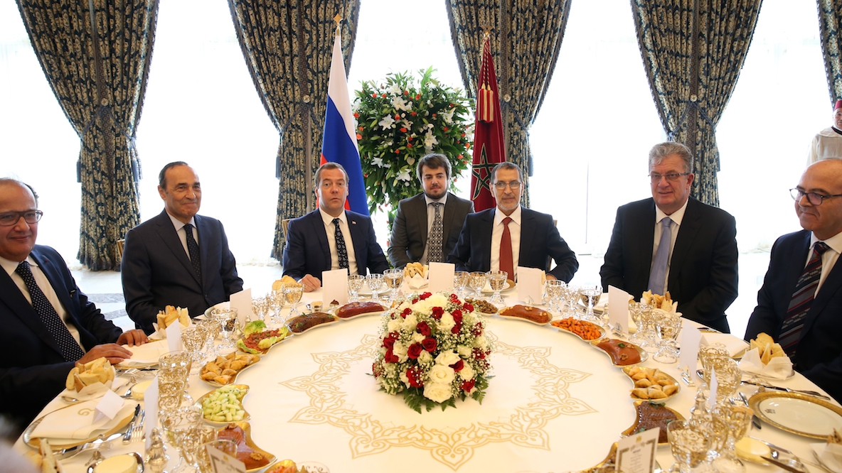 Le roi a offert un déjeuner en l'honneur du Premier ministre russe, présidé par le Chef du gouvernement.

