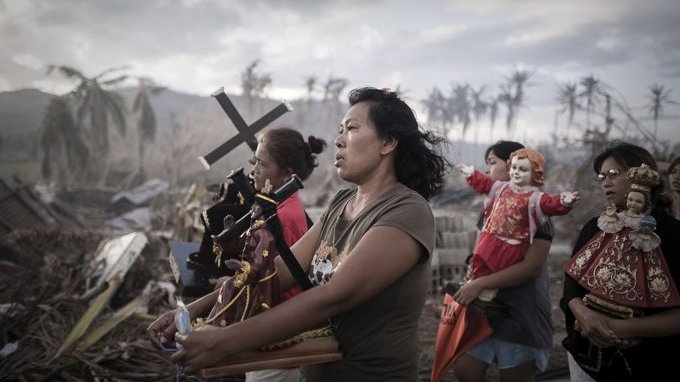 Le 18 novembre 2013, à Tolosa, Philippines, les survivants au typhon Haiyan ont défilé pour une procession religieuse. Cette photo à remporté le 1er prix "Spot news single".
