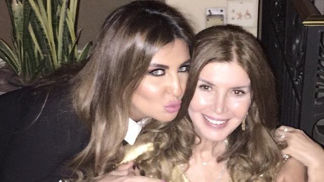 المغنية شذى حسون تعانق الممثلة المصرية ميرفت أمين
