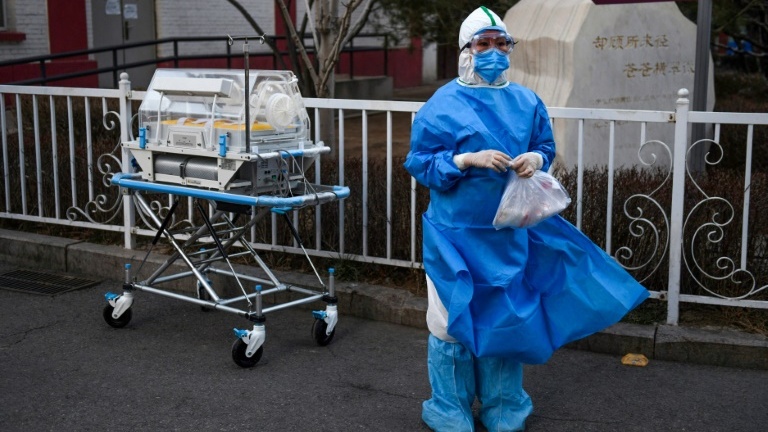 Un professionnel de la santé devant un incinérateur pour déchets hospitaliers, dans un hôpital de Pékin, le 21 février 2020.
