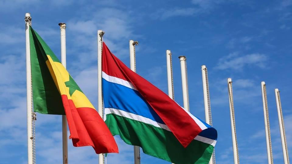 Les deux drapeaux de deux pays que rien ne sépare flottent sur l'aéroport de Dakar. Cet épisode récent qui a permis au Sénégal de jouer un rôle important dans la transition en Gambie fait espérer un rapprochement entre Banjul et Dakar. Ira-t-on vers une nouvelle Sénégambie? Certains l'espèrent, mais il faudra faire vite, car Barrow a promis d'être au pouvoir que pour 3 ans. 