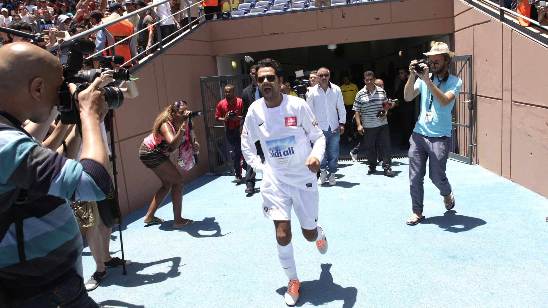 Les tribunes du Grand stade de Marrakech étaient bondées, dimanche en début d'après-midi, pour le match organisé par Jamel Debbouzze, dans le cadre du Marrakech du rire. Un Chrity Game en faveur des enfants des associations El Karam et l’Heure Joyeuse.
