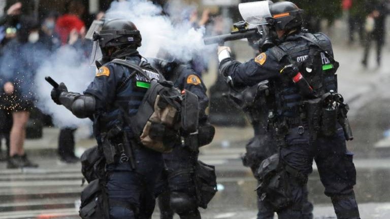 A Seattle, des policiers tirent des gaz lacrymogènes sur les manifestants, le 30 mai 2020. 
