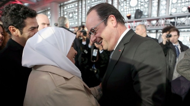 Jamel Debbouze, sa mère Fatima et François Hollande
