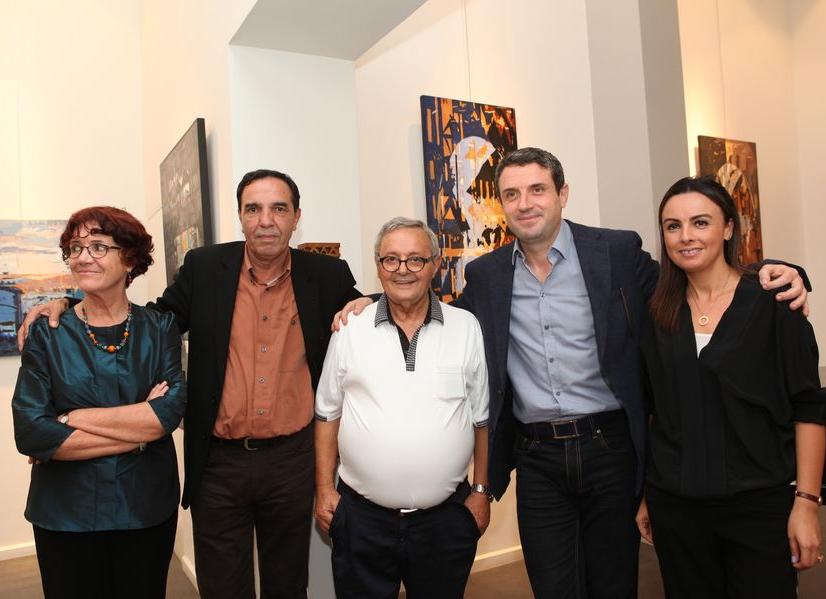 Le vernissage de l'exposition de Andallah Sadouk, jeudi soir, à SoArt Gallery, a été un véritable événement. Les oeuvres de l'artiste, ici en compagnie d'Annick, son épouse, de Lucien Amiel et de Mohamed et Ghizlaine Boutaleb, ont en effet connu un énorme succès.
