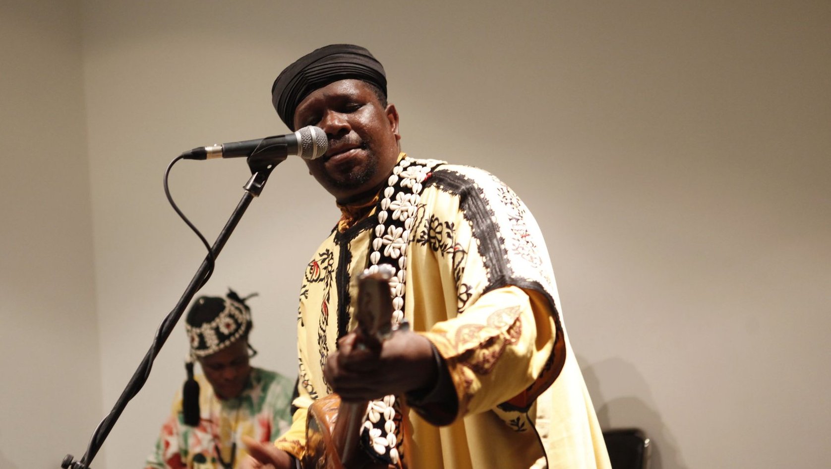 En digne héritier de son père, Boubker Guinea, le maalem Mahmoud Guinea transemet les traditions de sa musique aux origines maliennes dans lesquelles il a baigné depuis sa plus tendre enfance.
