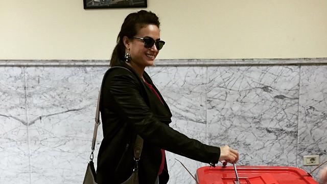 الممثلة هند صبري أثناء تصويتها في الانتخابات الرئاسية التونسية
