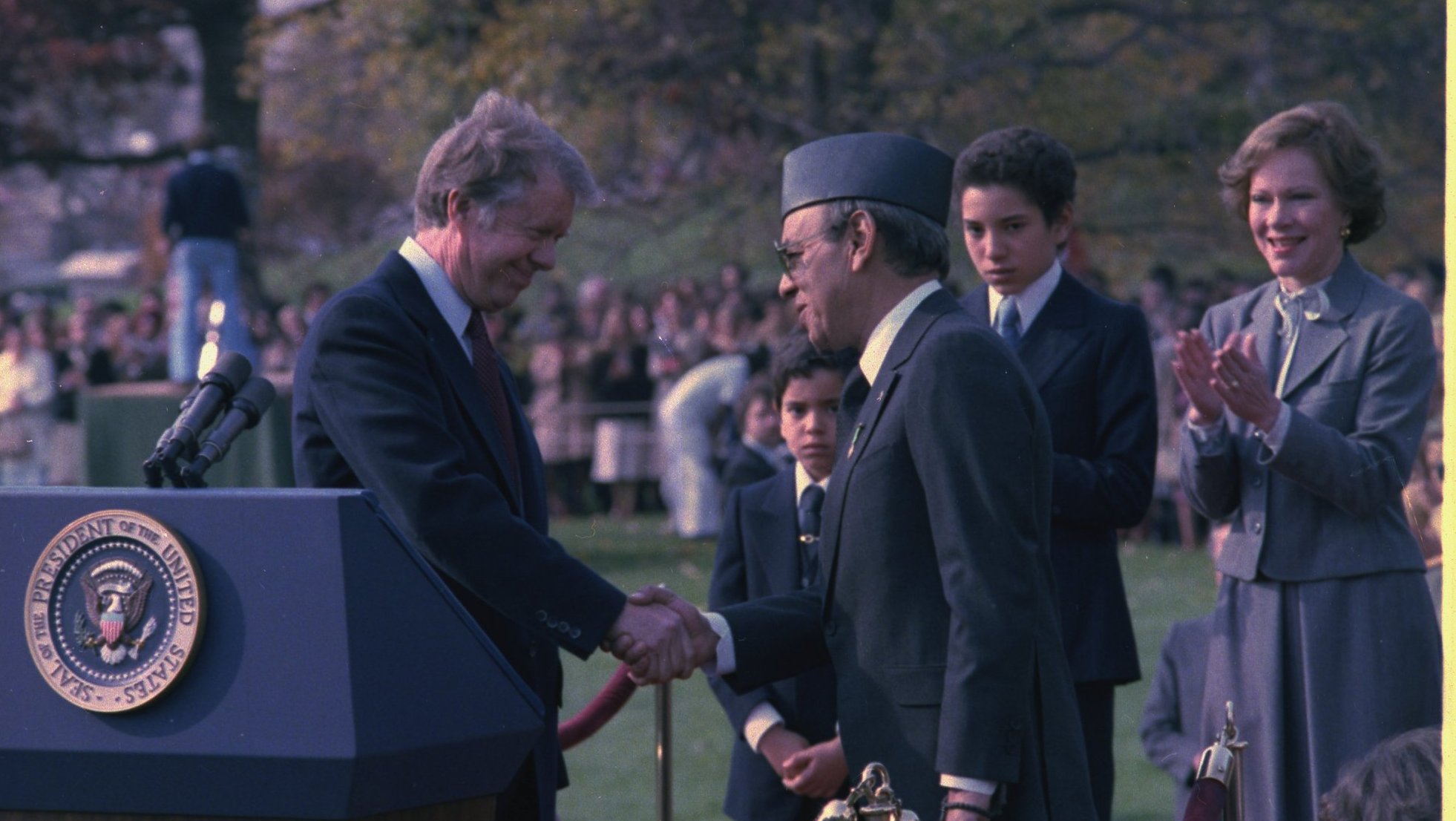 Novembre 1978,  neuf ans après sa rencontre avec JFK, Hassan II revient à Washington pour rencontrer le nouveau président Jimmy Carter.
