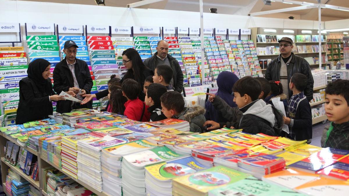 Le Salon du livre fait chaque année le bonheur des enfants, qui viennent accompagnés de leurs parents ou du maître d'école.  

