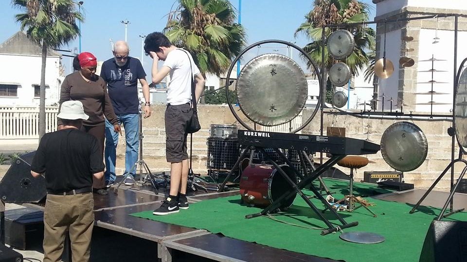 Les préparatifs vont bon train, samedi après-midi, à la Sqala. La scène érigée sur l'esplanade accueillera bientôt une multitude d'artistes qui viendront fêter la musique et le Maroc pluriels.  
