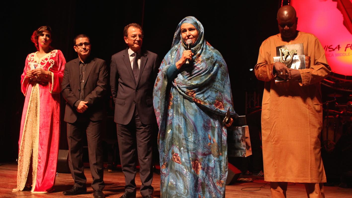 Hommage à la chanteuse, militante et sénatrice mauritanienne Malouma, en présence d'Ismaël Lo.

