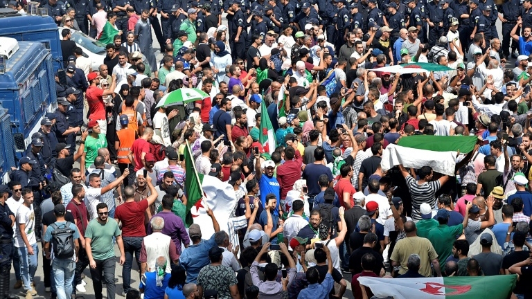 Des dizaines de milliers de manifestants rassemblés dans le centre d'Alger, vendredi 20 septembre.
