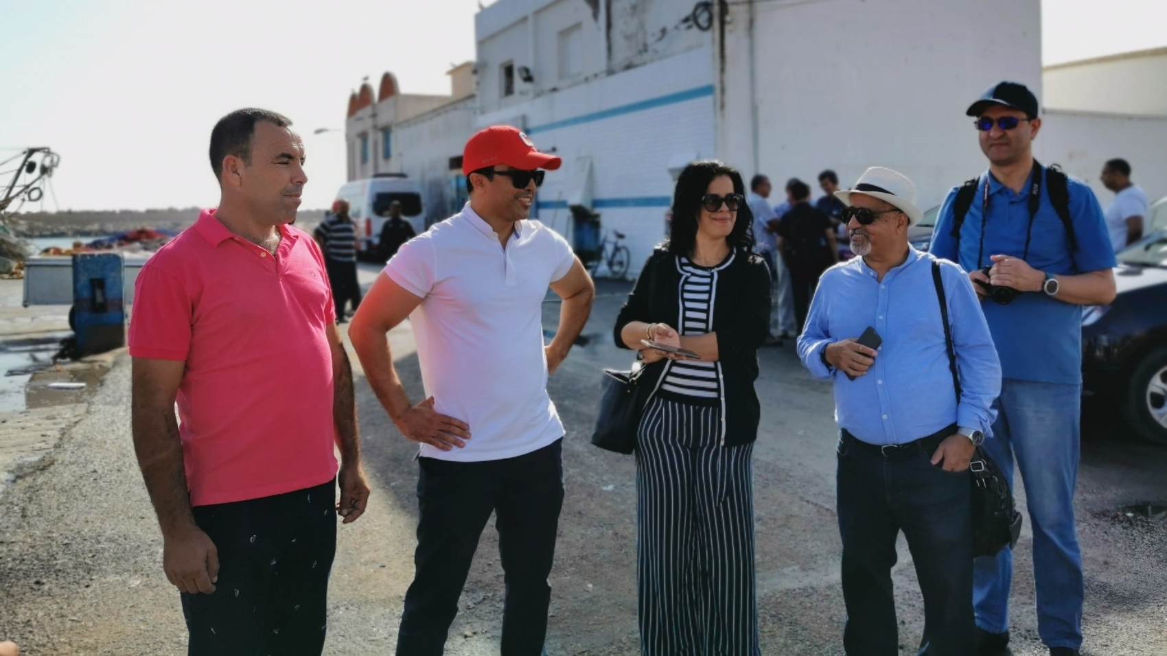 De gauche à droite, Mohamed Bouhjar, secrétaire général de la coopérative Al Amal, Mustapha Amzough, chef du département investissement, promotion et études à l'Agence nationale pour le développement de l'aquaculture, avec des journalistes, dans le port de Ras El Ma.
